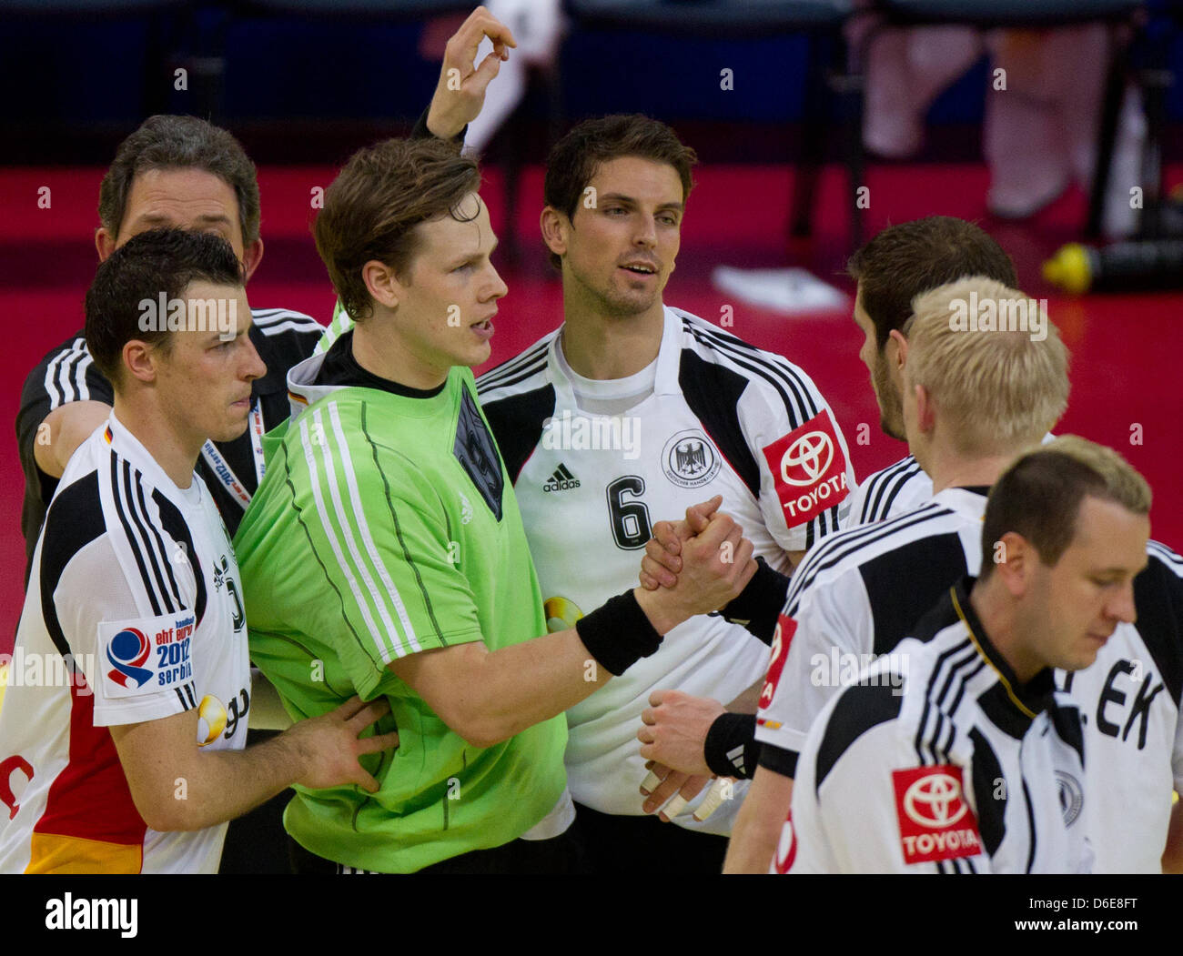 Le Sven-Soeren Christophersen (2-L) célèbre son 21-21 but avec coéquipiers Dominik Klein, Adrian Pfahl, Michael Haass, Patrick Wiencek et Pascal Hens pendant le match de championnat de handball entre la Serbie et l'Allemagne à Belgrade, Serbie, 21 janvier 2012. Photo : Jens Wolf Banque D'Images