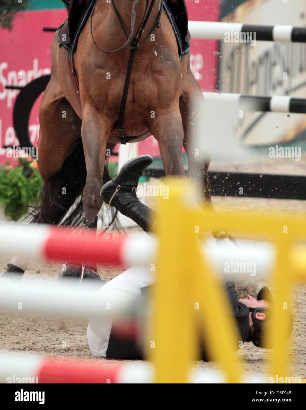 Cavalier français Olivier Guillon tombe de son cheval Lord de Theize tout en essayant de sauter par dessus un obstacle lors de la Coupe du monde de saut d'obstacles FEI à Leipzig, Allemagne, 22 janvier 2012. Photo : Jan Woitas Banque D'Images