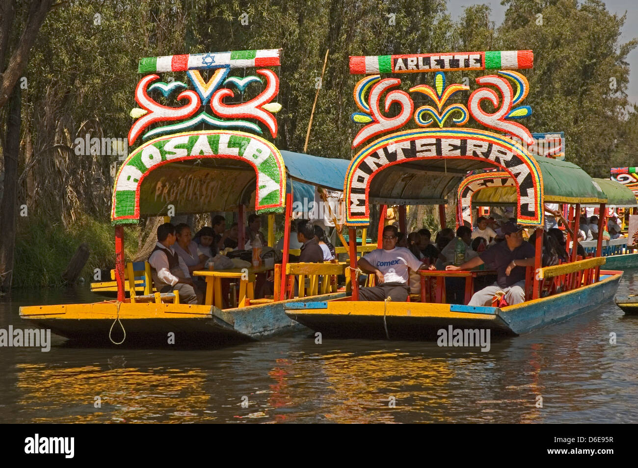 Le MEXIQUE, Xochimilco, barges traditionnelle mexicaine sur le canal Banque D'Images