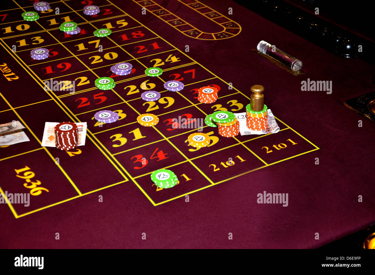 Roulette casino table roullette casino chips violet vert jaune orange note de dix livres d'argent vingt remarque gagnant anglais marqueur Banque D'Images