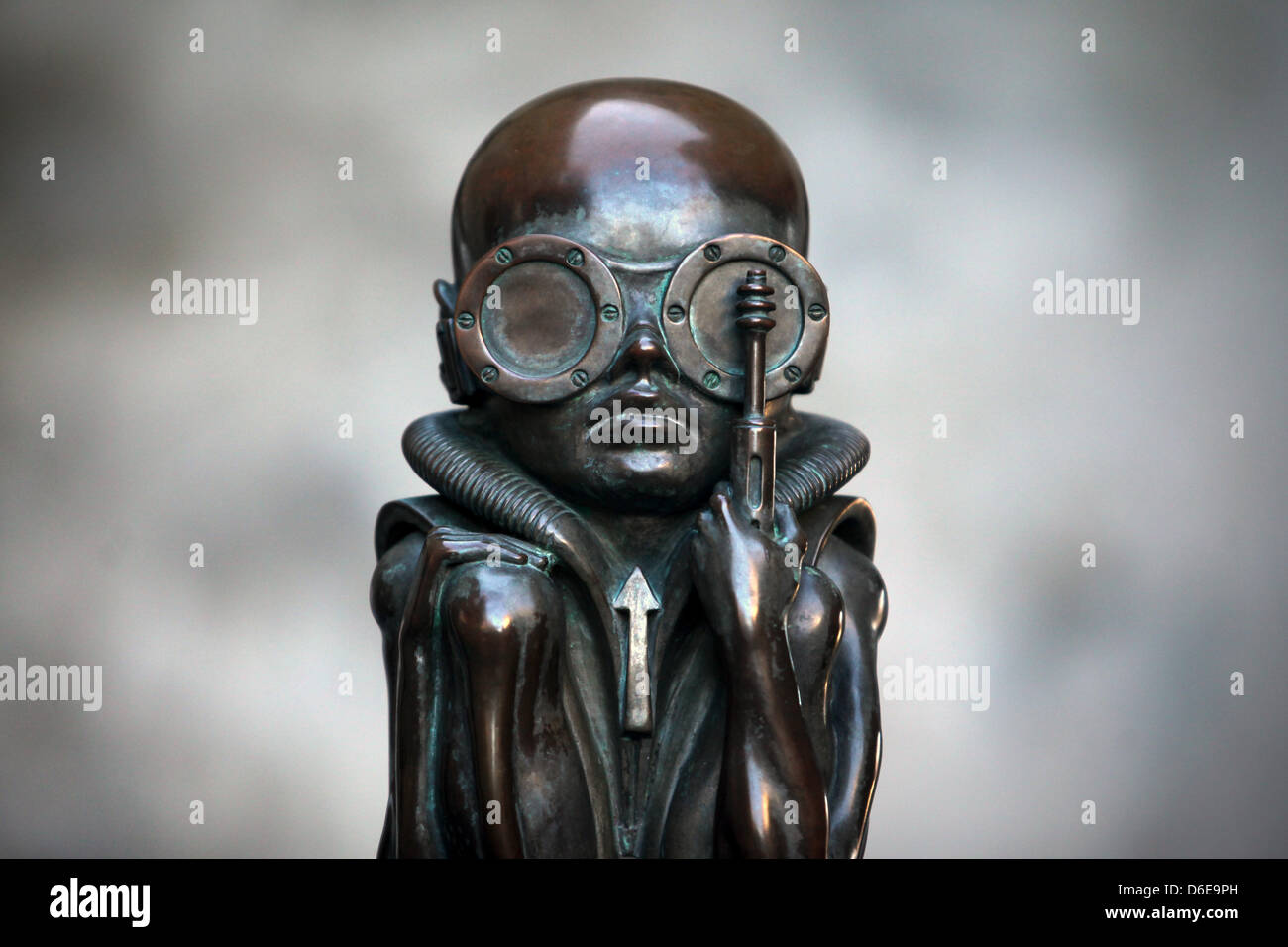 Un détail de la "machine" à la naissance de la sculpture est exposée au Musée HR Giger en Gruyeres, Suisse, le 27 décembre 2011. L'artiste suisse HR Giger est devenu célèbre en deisgning créatures du film 'alien' série. Photo : Fredrik von Erichsen Banque D'Images