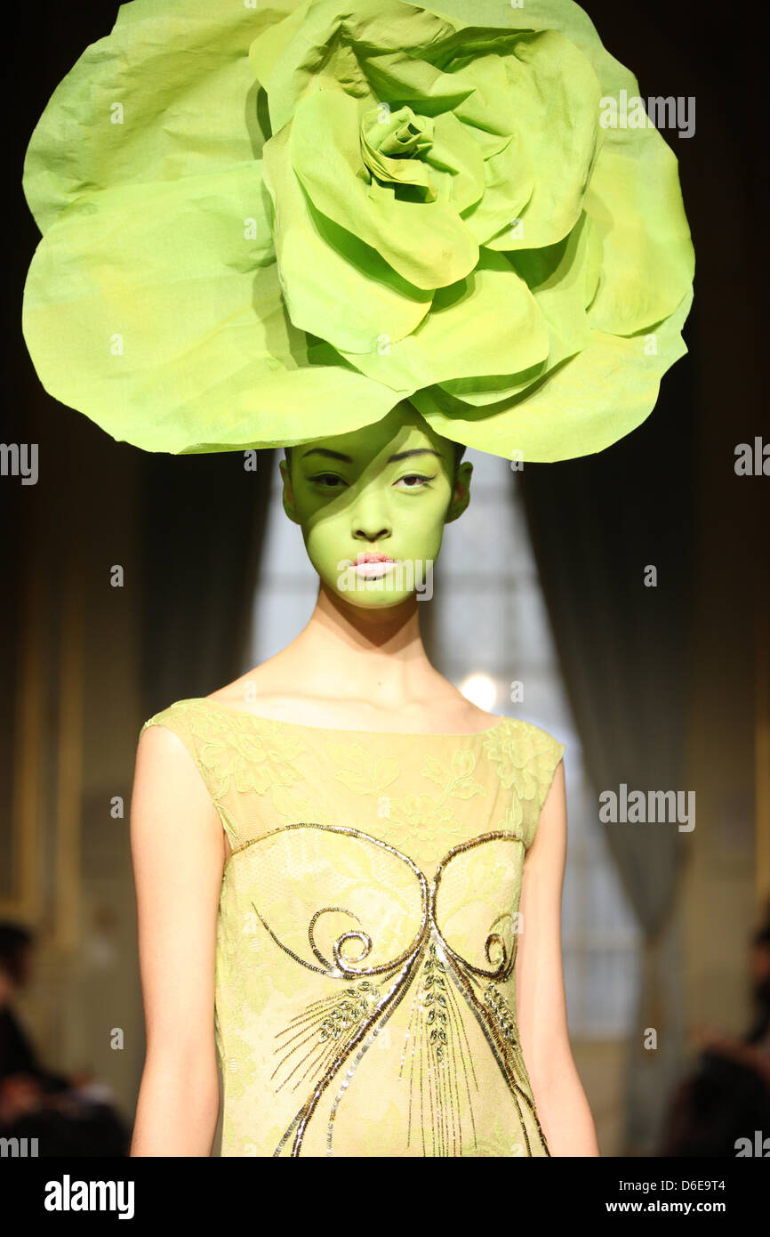 Un modèle porte une création par le designer français Alexis Mabille dans le cadre de sa collection printemps/été 2012 présenté lors de la Paris fashion week Haute Couture, à Paris, France, 23 janvier 2012. La Haute Couture Paris fashion week soit jusqu'au 26 janvier 2012. Photo : Hendrik Ballhausen Banque D'Images