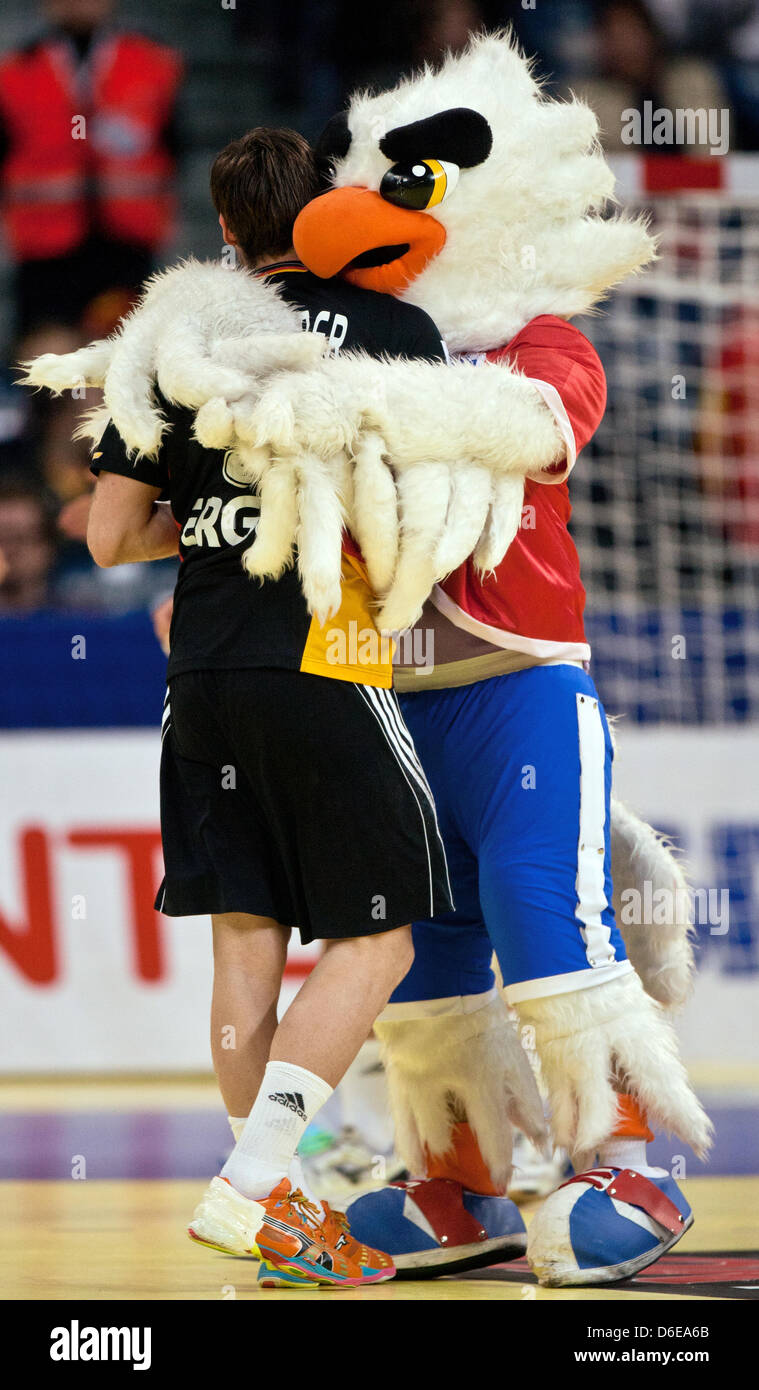 L'Allemagne Uwe Gensheimer est embrassé par mascot Tasa après le championnat d'Europe de handball Group 1 match entre l'Allemagne et le Danemark à Belgrade, Serbie, 23 janvier 2012. Photo : JENS WOLF Banque D'Images