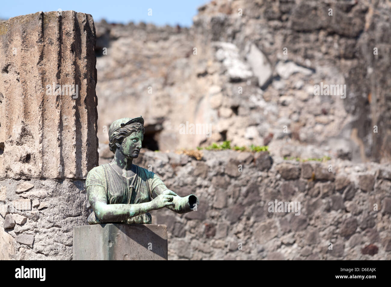 Statue en bronze de Diana, la chasseresse, dans les ruines du temple d'Apollon Pompéi Italie Banque D'Images