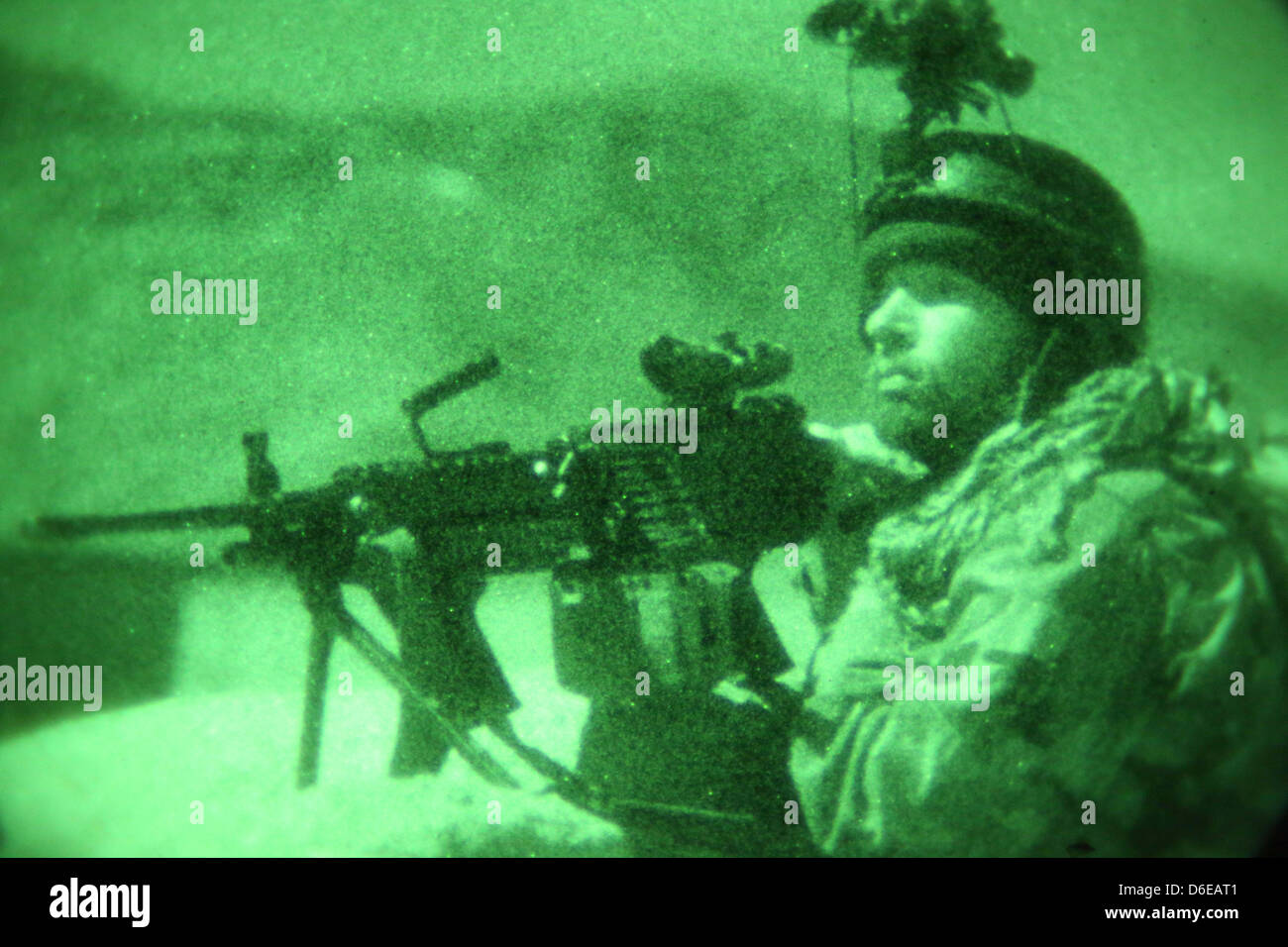 Un commando de l'Armée nationale afghane avec la 6e Kandak d'opérations spéciales fournit la sécurité lors d'une opération de nettoyage de nuit le 25 mars 2013 dans le district de Baraki Barak, province de Logar, en Afghanistan. Banque D'Images