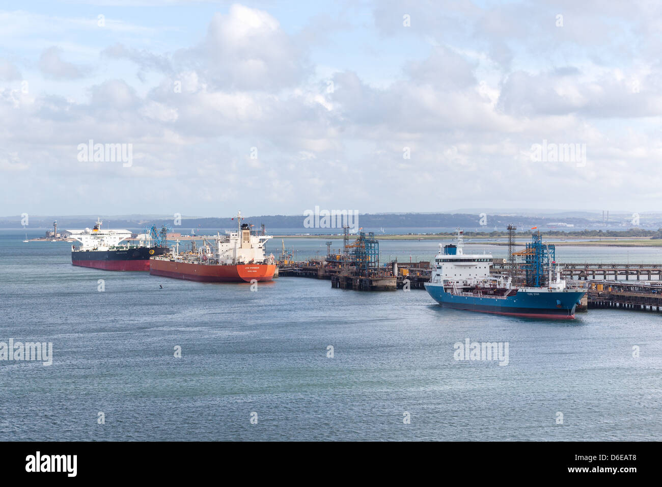 Aux côtés des pétroliers raffinerie Esso Fawley Terminal. Solent Banque D'Images