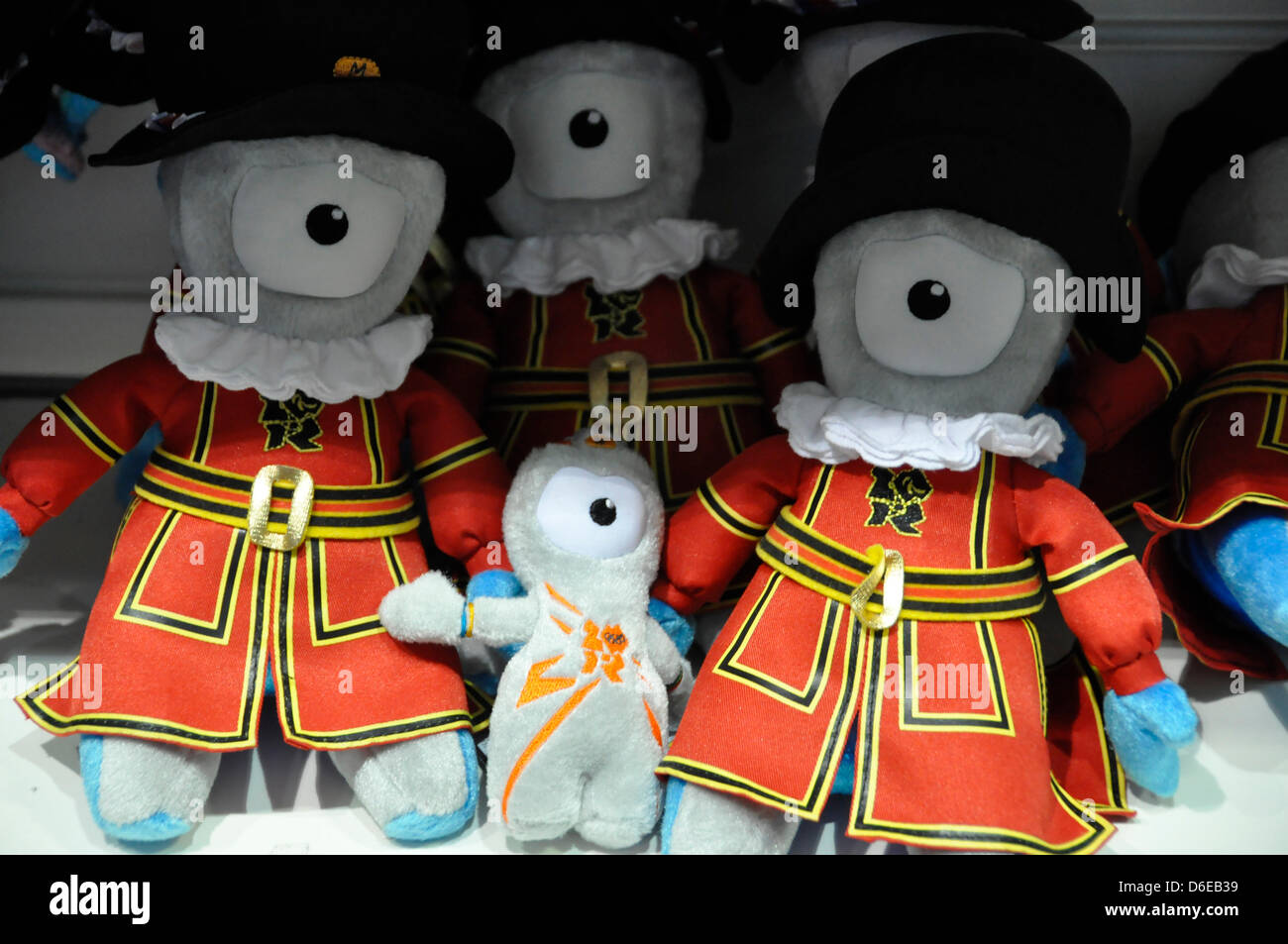 Animaux en peluche avec motifs olympiques sont en vente dans un magasin à St Pancras gare à Londres, Grande-Bretagne, 24 janvier 2012. La vente de souvenirs a déjà commencé une demi-année avant le début des Jeux Olympiques de Londres. Photo : Cordula Donhauser Banque D'Images