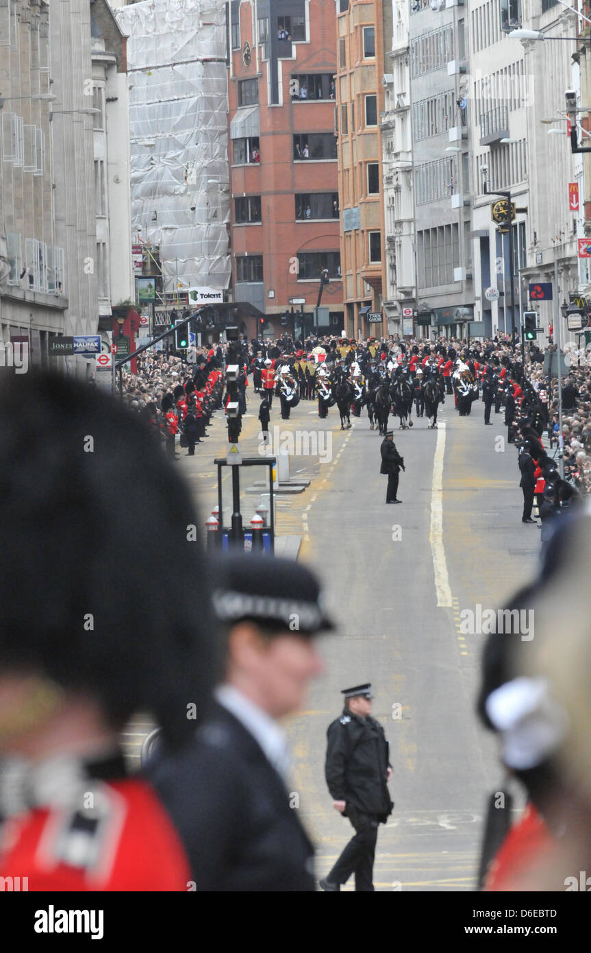 Ludgate Hill, Londres, Royaume-Uni. 17 avril 2013. La vue vers le haut de la rue de flotte comme la procession funéraire s'avancent vers St Paul. La procession funéraire de la Baronne Thatcher a lieu dans les rues du centre de Londres. Crédit : Matthieu Chattle/Alamy Live News Banque D'Images