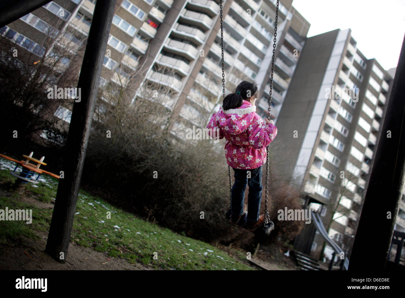 Fichier/illustration - Illustration d'une archive photo datée du 03 février 2010 montre une cjild sur une balançoire en face d'une tour d'habitation à Meschenich, près de Cologne, Allemagne. De moins en moins d'enfants sont contraints de vivre sur l'état du bien-être social Hartz IV. Entre septembre 2006 et septembre 2011, le nombre de moins de 15 ans qui a reçu le bien-être de l'état est passé de 1,9 millions à 1 Banque D'Images