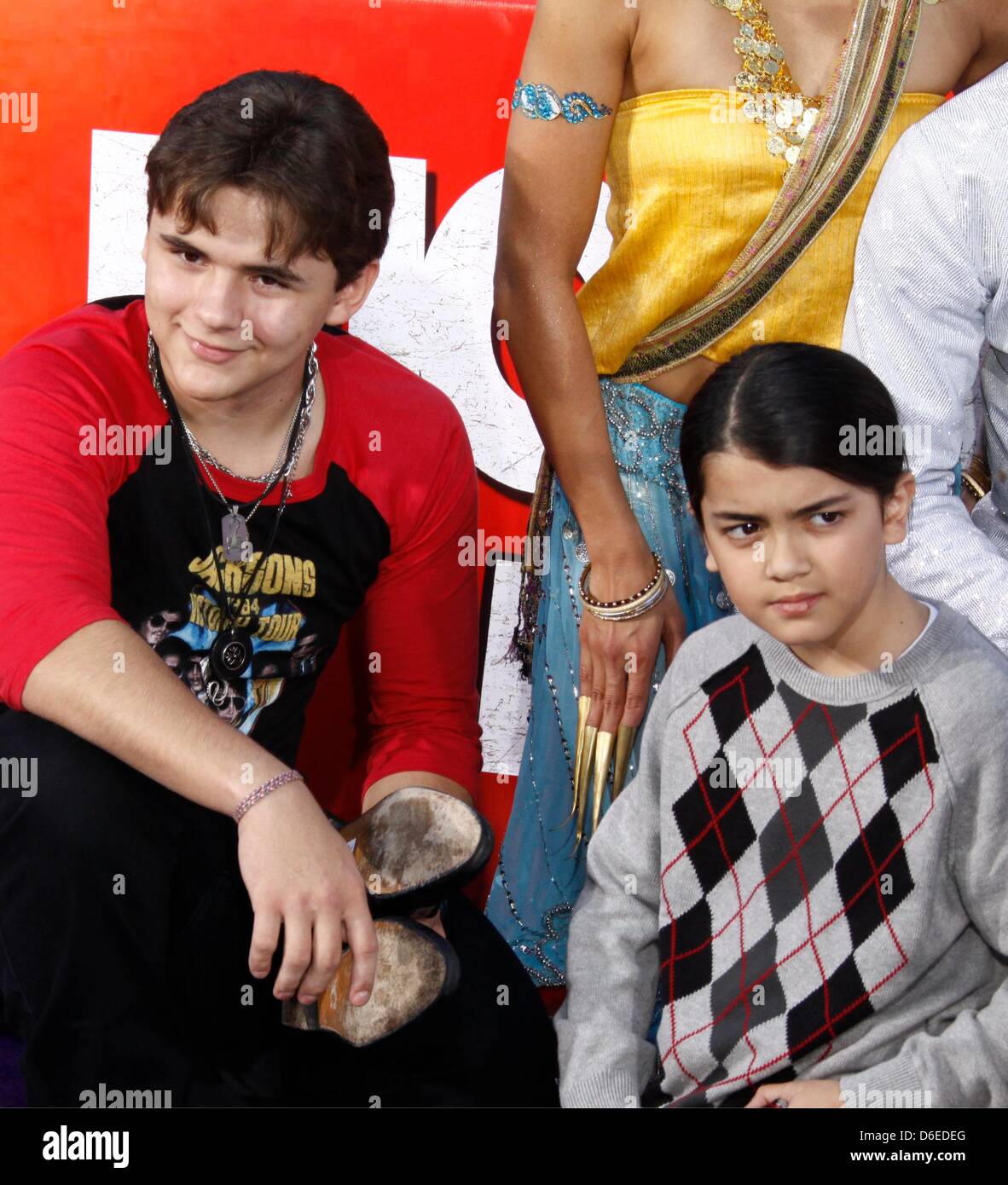 Chanteur Michael Jackson fils Blanket (r) et de l'assister à la Jackson Michael Jackson et la main Ceremonyest l'empreinte au Grauman's Chinese Theatre de Los Angeles, USA, le 26 janvier 2012. Photo : Hubert Boesl Banque D'Images