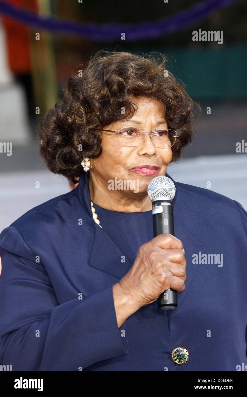 La mère de Michael Jackson, Katherine Jackson parle au cours de la main de Michael Jackson et l'Empreinte Cérémonie au Grauman's Chinese Theatre de Los Angeles, USA, le 26 janvier 2012. Photo : Hubert Boesl Banque D'Images