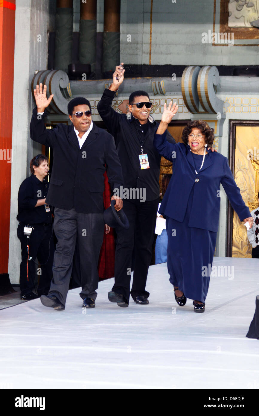 Les membres de la famille Jackson (l-r) Tito, Jackie et Katherine Jackson Michael Jackson à la main et à Ceremonyest empreinte le Grauman's Chinese Theatre de Los Angeles, USA, le 26 janvier 2012. Photo : Hubert Boesl Banque D'Images