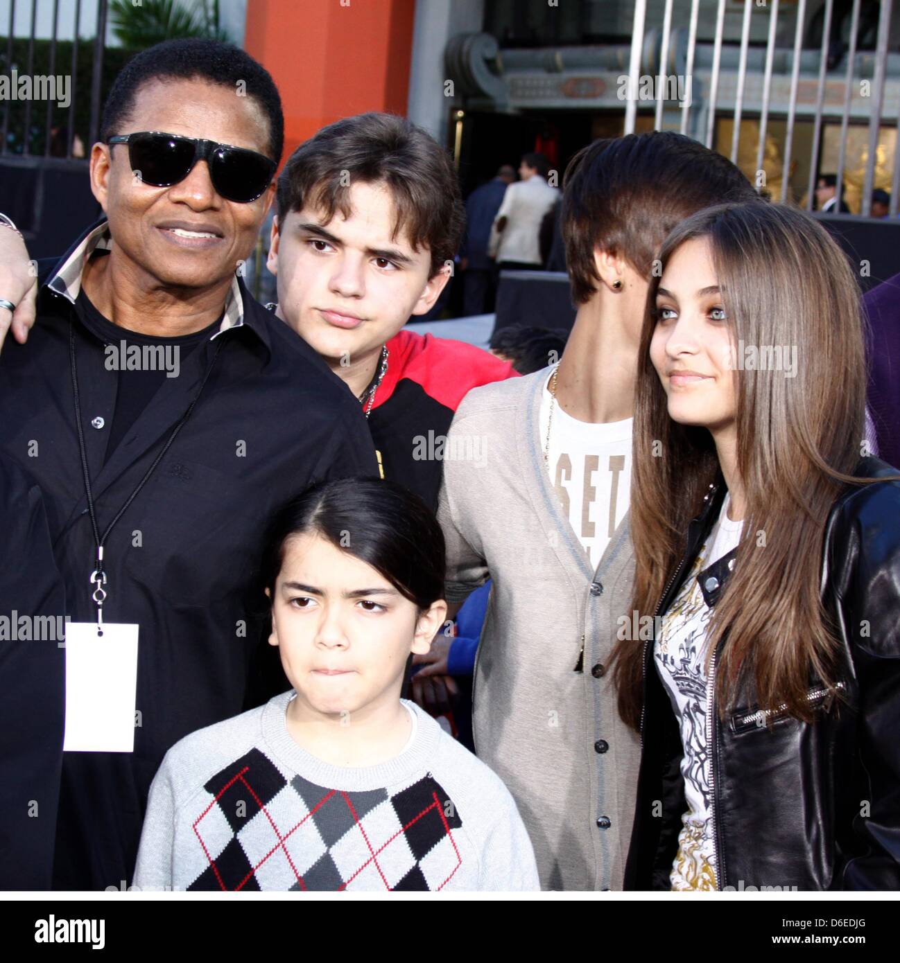 Singer Jackie Jackson (l-r), Prince Jackson, Blanket Jackson, Justin Bieber et Paris Jackson posent au cours de la main de Michael Jackson et l'Empreinte Cérémonie au Grauman's Chinese Theatre de Los Angeles, USA, le 26 janvier 2012. Photo : Hubert Boesl Banque D'Images