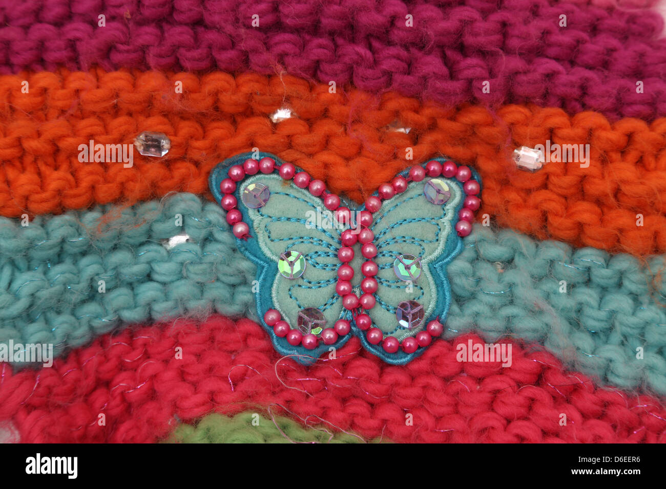 Close Up de laine coloré foulard avec Papillon, perles et paillettes Banque D'Images