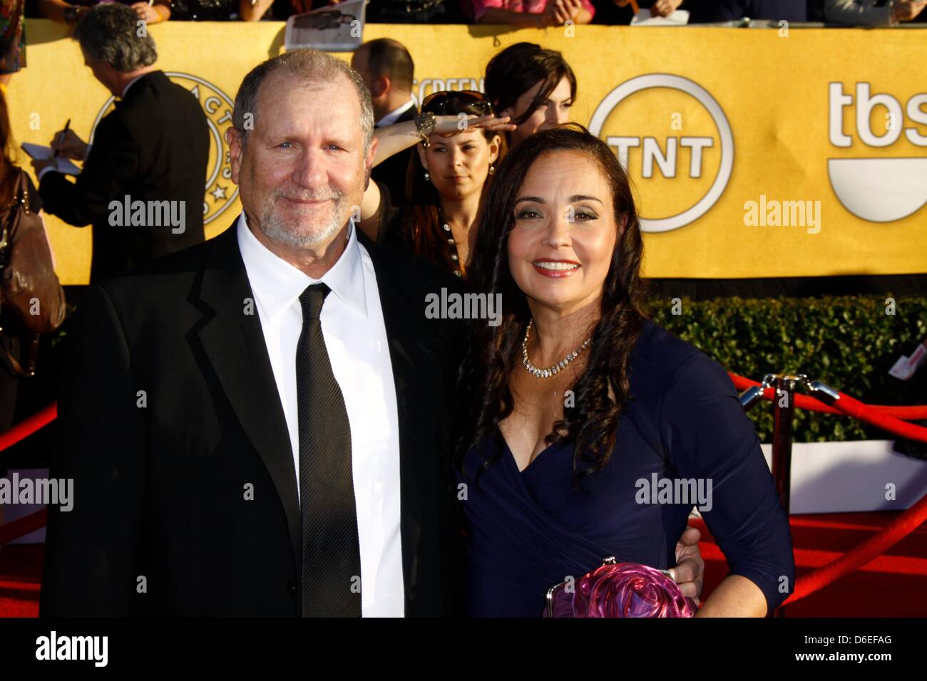 L'acteur américain Ed O'Neill et Catherine Rusoff assister à la 18e Conférence annuelle de la Guilde des acteurs de cinéma - SAG - Awards Au Shrine Auditorium à Los Angeles, USA, le 29 janvier 2012. Photo : Hubert Boesl Banque D'Images