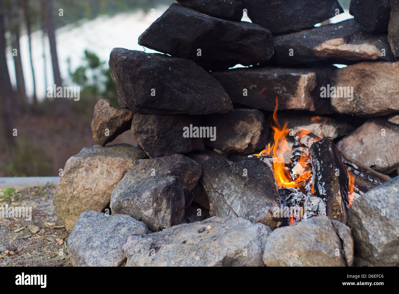 Feu de camp à notre campement près du lac à Augusta en Géorgie Banque D'Images