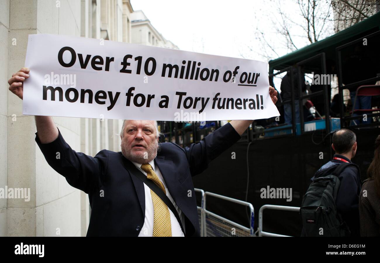 Londres, Royaume-Uni. 17 avril 2013. Page d'Henry, un enseignant à la retraite de Brighton, est titulaire d'une bannière près de St Paul's comme des milliers de spectateurs bordent la route où le cercueil de la fin La Baronne Thatcher a voyagé de la chapelle de St Mary Undercroft au Palais de Westminster à la Cathédrale St Paul, à Londres. Thatcher, la première et seule femme Premier ministre du Royaume-Uni, est mort le 8 avril 2013 à l'Hôtel Ritz de Londres où elle avait été un séjour pour les derniers mois de sa vie. George Henton / Alamy Live News. Banque D'Images