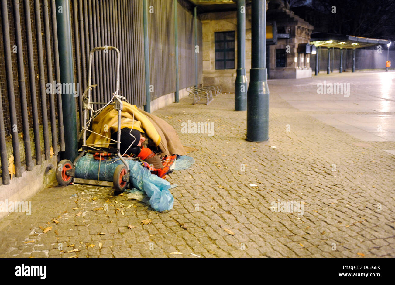 Un sans-abri, c'est dormir dans la rue à Berlin, Allemagne, 30 janvier 2012. L'abris d'urgence sont entièrement réservées. La demande de places est même supérieure à l'offre actuelle. Photo : Maurizio Gambarini Banque D'Images