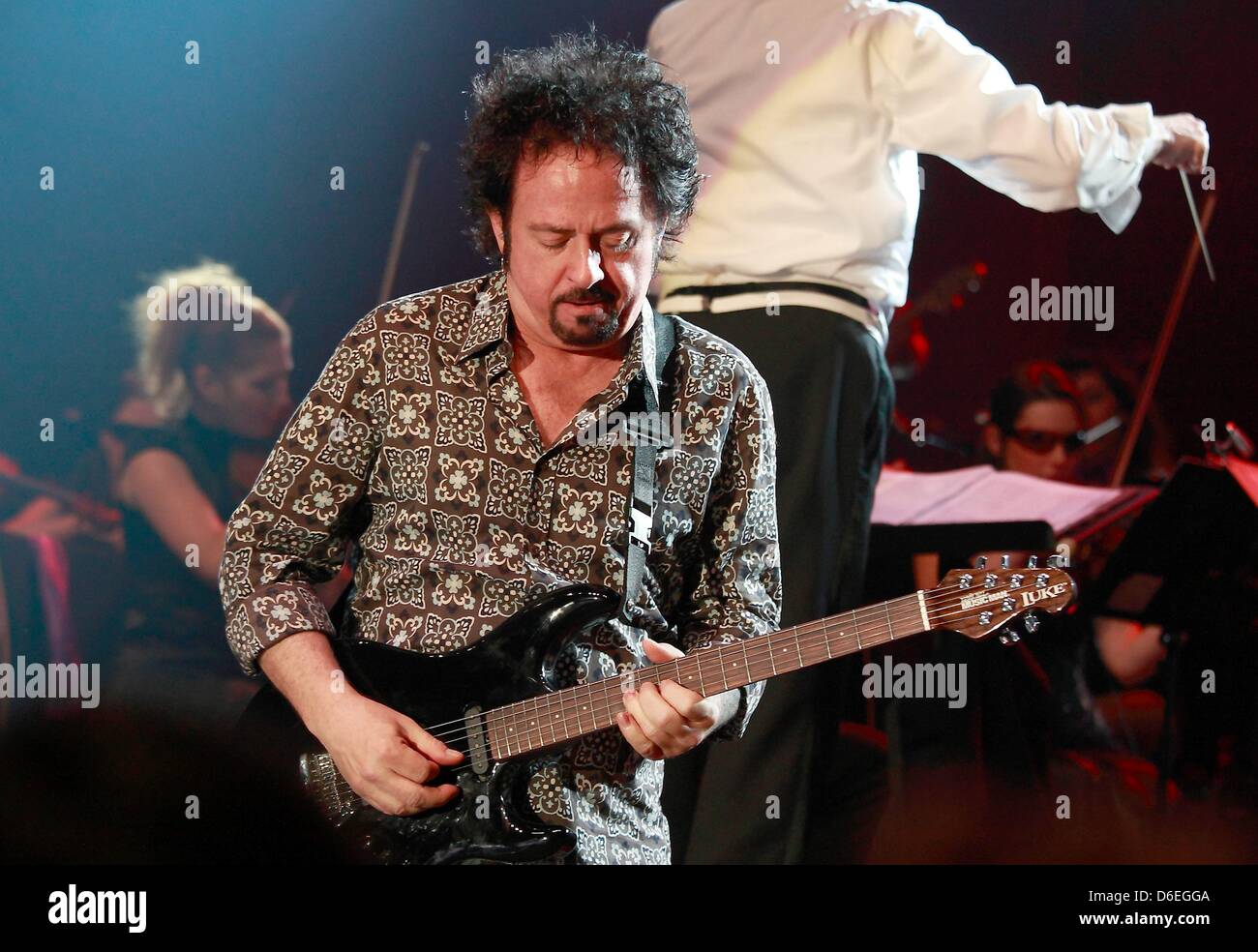 La bande de Guitarrist nous Toto Steve Lukather joue sur la scène pendant le concert Rock 'Classique' se réunit à la salle omnisports Max-Schmeling-Halle à Berlin, Allemagne, 17 janvier 2012. Photo : Lutz Müller-Bohlen Banque D'Images