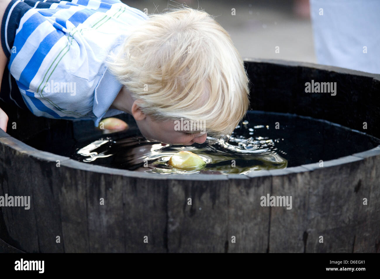 Apple bobbing Banque D'Images