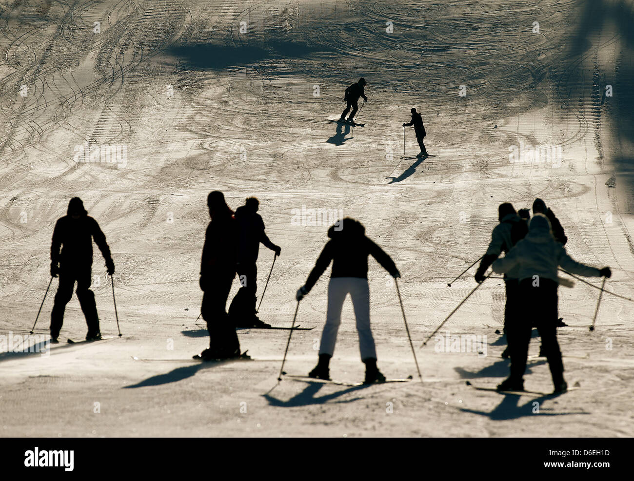 Les skieurs descendre une pente en montagne Kahler Asten près de Winterberg, Allemagne, 01 février 2012. L'Allemagne est dans le cadre d'un front froid qui fait tempeartures à deux chiffres négatifs. Photo : OLIVER BERG Banque D'Images
