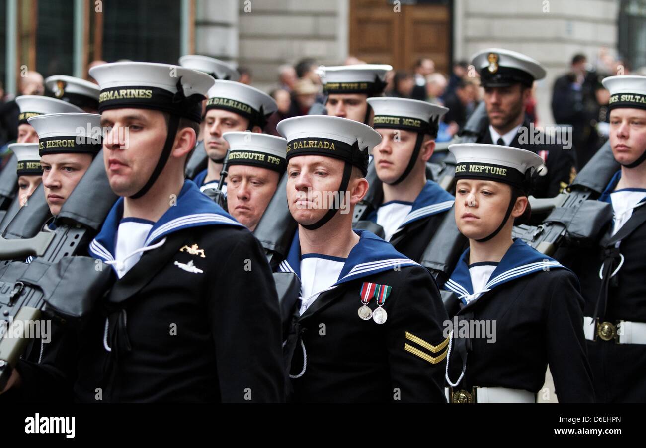 Londres, Royaume-Uni. 17 avril 2013. Marins le long de mars comme des milliers de spectateurs bordent la route où le cercueil de la fin La Baronne Thatcher a voyagé de la chapelle de St Mary Undercroft au Palais de Westminster à la Cathédrale St Paul, à Londres. Thatcher, la première et seule femme Premier ministre du Royaume-Uni, est mort le 8 avril 2013 à l'Hôtel Ritz de Londres où elle avait été un séjour pour les derniers mois de sa vie. George Henton / Alamy Live News. Banque D'Images