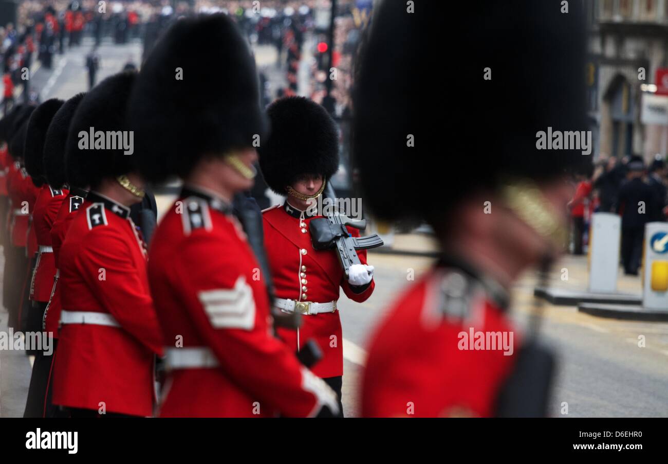 Londres, Royaume-Uni. 17 avril 2013. Les peuplements à l'attention des soldats comme des milliers de spectateurs bordent la route où le cercueil de la fin La Baronne Thatcher a voyagé de la chapelle de St Mary Undercroft au Palais de Westminster à la Cathédrale St Paul. Thatcher, la première et seule femme Premier ministre du Royaume-Uni, est mort le 8 avril 2013 à l'Hôtel Ritz de Londres où elle avait été un séjour pour les derniers mois de sa vie. George Henton / Alamy Live News. Banque D'Images