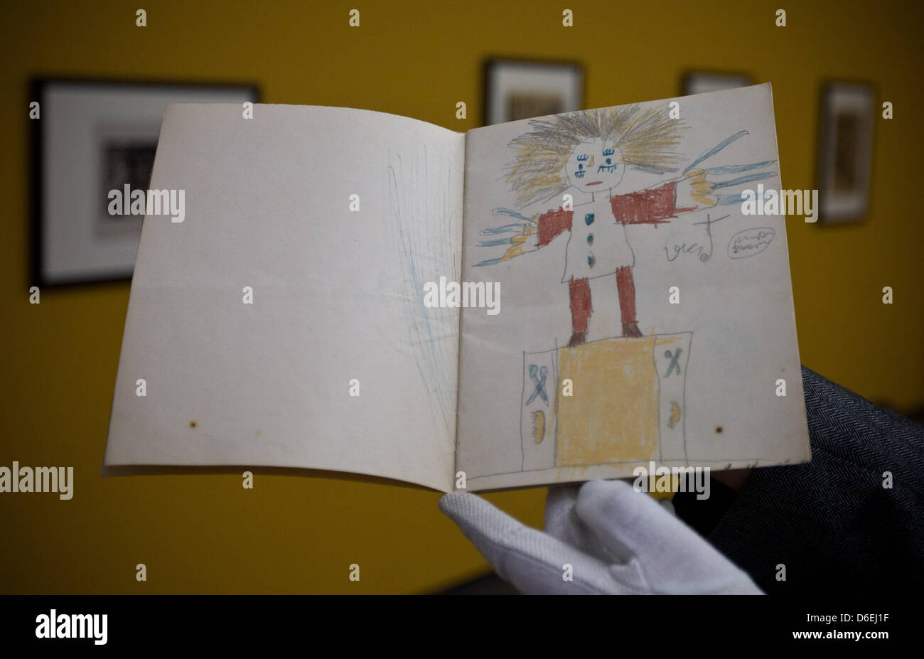 La brochure "truwwelpeter» (Peter négligence) de l'artiste Ernst Ludwig Kirchner est représenté à l'exposition 'mots se transforment en images - Illustrations par le pont Painters' au Musée d'Art Moritzburg de Halle, Allemagne, 02 février 2012. Tableaux du fameux groupe d'artistes "La Passerelle" sera présentée du 04 février 2012. Les objets exposés proviennent de la collection privée de l'Expre Banque D'Images