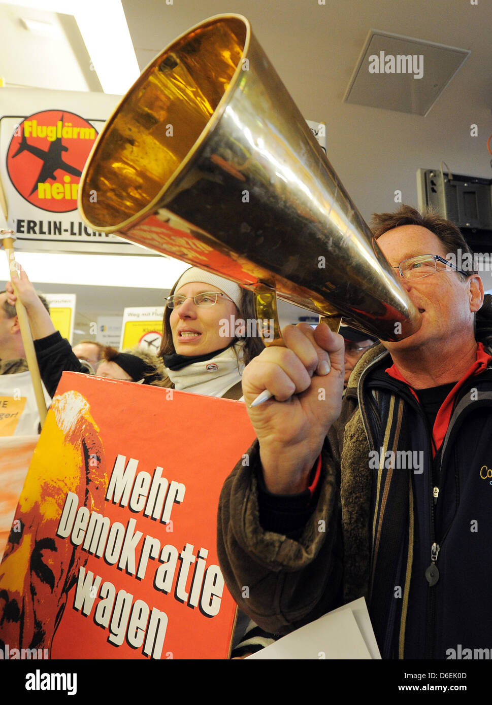 Les adversaires de la nouvelle Berlin Brandenburg Airport (BER) manifester contre le bruit des avions à l'aéroport par un terminal zone d'arrivée à Berlin, Allemagne, 04 février 2012. La manifestation fait partie d'une campagne nationale de manifestation contre la piste nord-ouest de Francfort/Main et le bruit des avions. Photo : BERND SETTNIK Banque D'Images