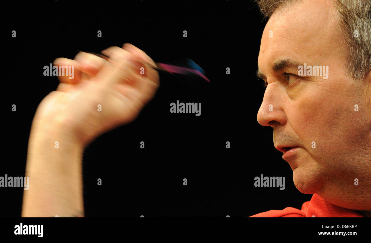 Phil Taylor de l'Angleterre lance une fléchette au cours de la Coupe du monde de fléchettes 2012 au Alsterdorfer Sporthalle à Hambourg, Allemagne, 03 février 2012. Jusqu'à Dimanche, 05 février 2012, les joueurs du Top 24 pays se battent pour le titre de Coupe du monde. Photo : ANGELIKA WARMUTH Banque D'Images