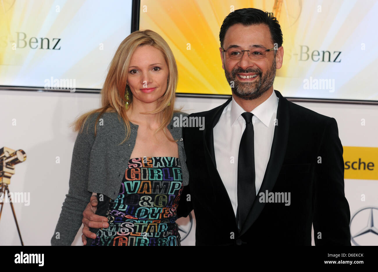 Vice-président exécutif de Sky Allemagne Marcello Maggioni et un client arrive pour la 47e cérémonie de remise des prix de la caméra d'or à Berlin, Allemagne, 04 février 2012. Le prix honore les réalisations exceptionnelles dans la télévision, le cinéma et le divertissement. Photo : JENS KALAENE Banque D'Images