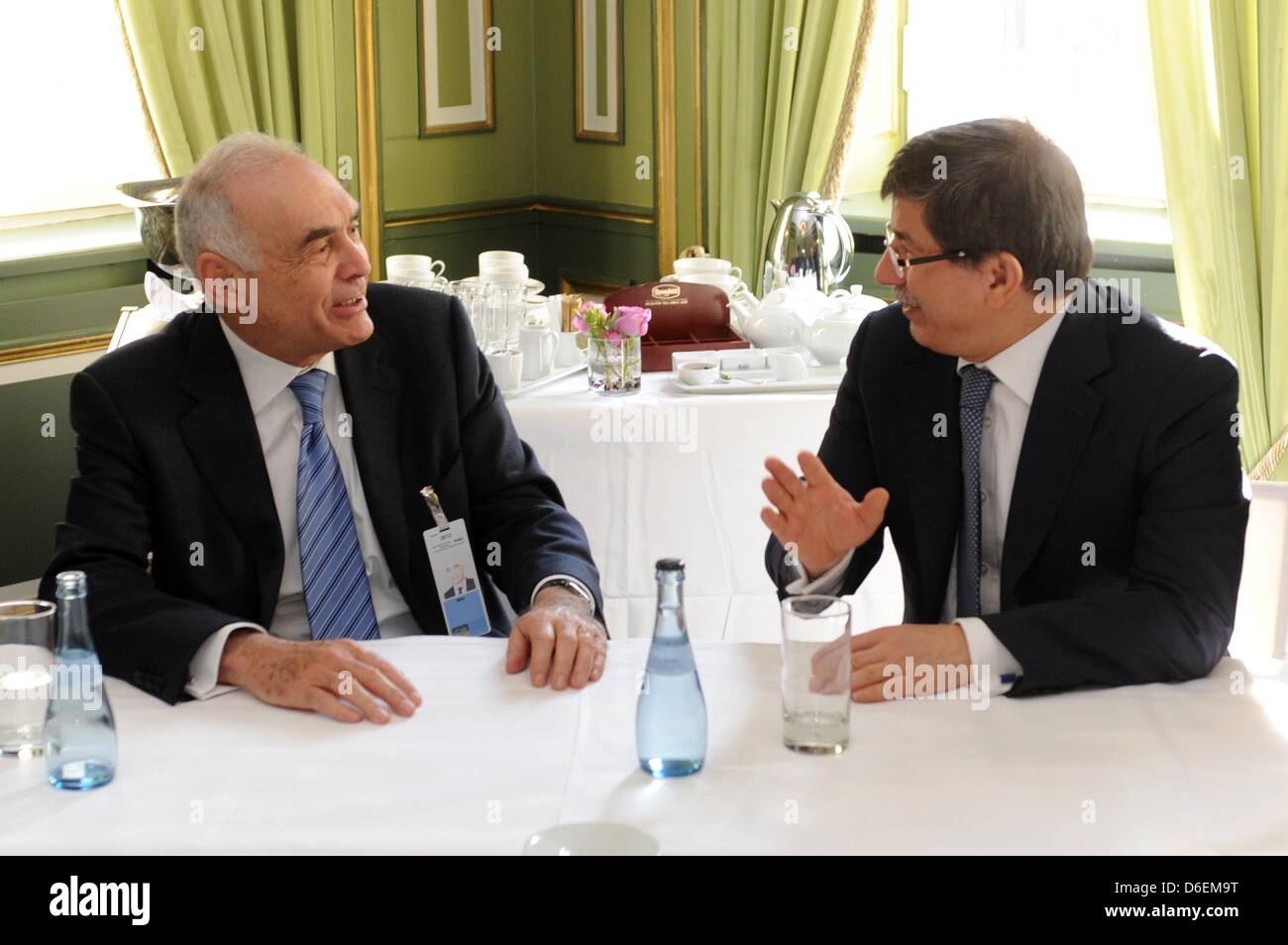 Der ägyptische Außenminister, Mohammed Kamal Amr (l) und der france Außenminister, Ahmet Davutoglu, treffen sich am Sonntag (05.02.2012) à München (Oberbayern) bei der 48. Sicherheitskonferenz im Hotel Bayerischer Hof zu einem Gespräch bilateralem. An der Konferenz, die vom 3. bis zum 5. Februar geht, nehmen mehr als 350 Gäste teil, darunter und Regierungschefs Ministre 60. Banque D'Images