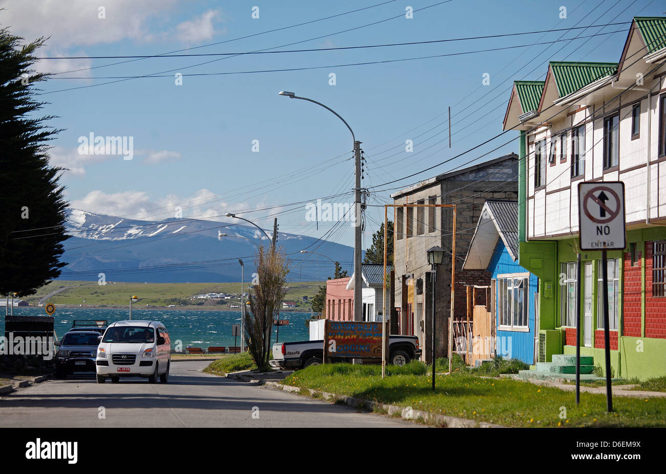 (Afp) - Une archive photo, datée du 19 novembre 2008, spectacles voitures voyageant dans une rue de la ville de Puerto Natales, au Chili. La ville de Puerto Natales avec environ 20 000 habitants est située à l'Ultima-Esperanza et fjord est une destination régulière pour les touristes pour observer et penguines à visiter la réserve de la faune locale dans le parc national voisin. Photo : Jan Woitas Banque D'Images