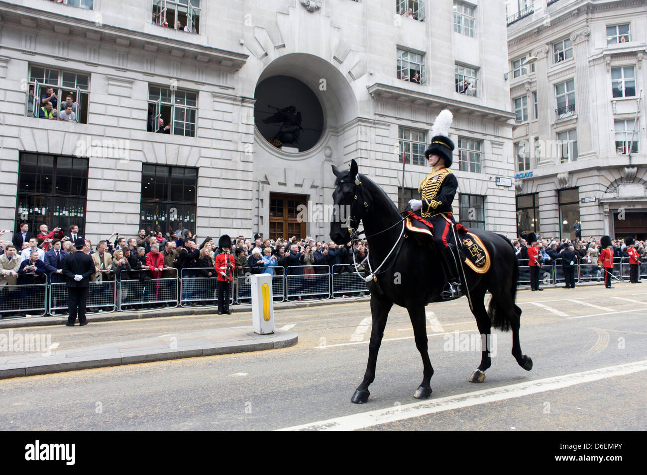 Agent principal de la Household Cavalry rides avant les funérailles de Margaret Thatcher. Drapé de l'union flag et monté sur un affût de canon, le cercueil de l'ex-Premier ministre britannique, la baronne Margaret Thatcher's coffin se déplace le long de la rue de la flotte vers la Cathédrale St Paul à Londres, Angleterre. Une cérémonie de funérailles avec les honneurs militaires, pas vu depuis la mort de Winston Churchill en 1965, et 2 000 clients VIP (y compris la reine Elizabeth) attendant son cortège. Banque D'Images