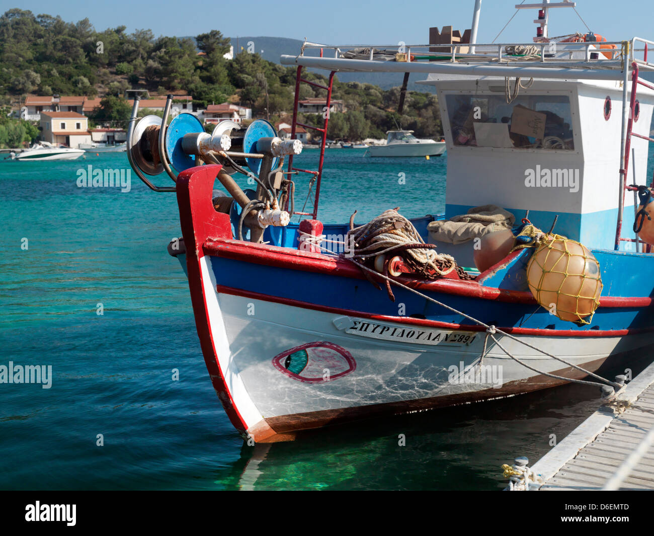 Bateau de pêche avec oeil au Posidonio Samos Grèce Banque D'Images