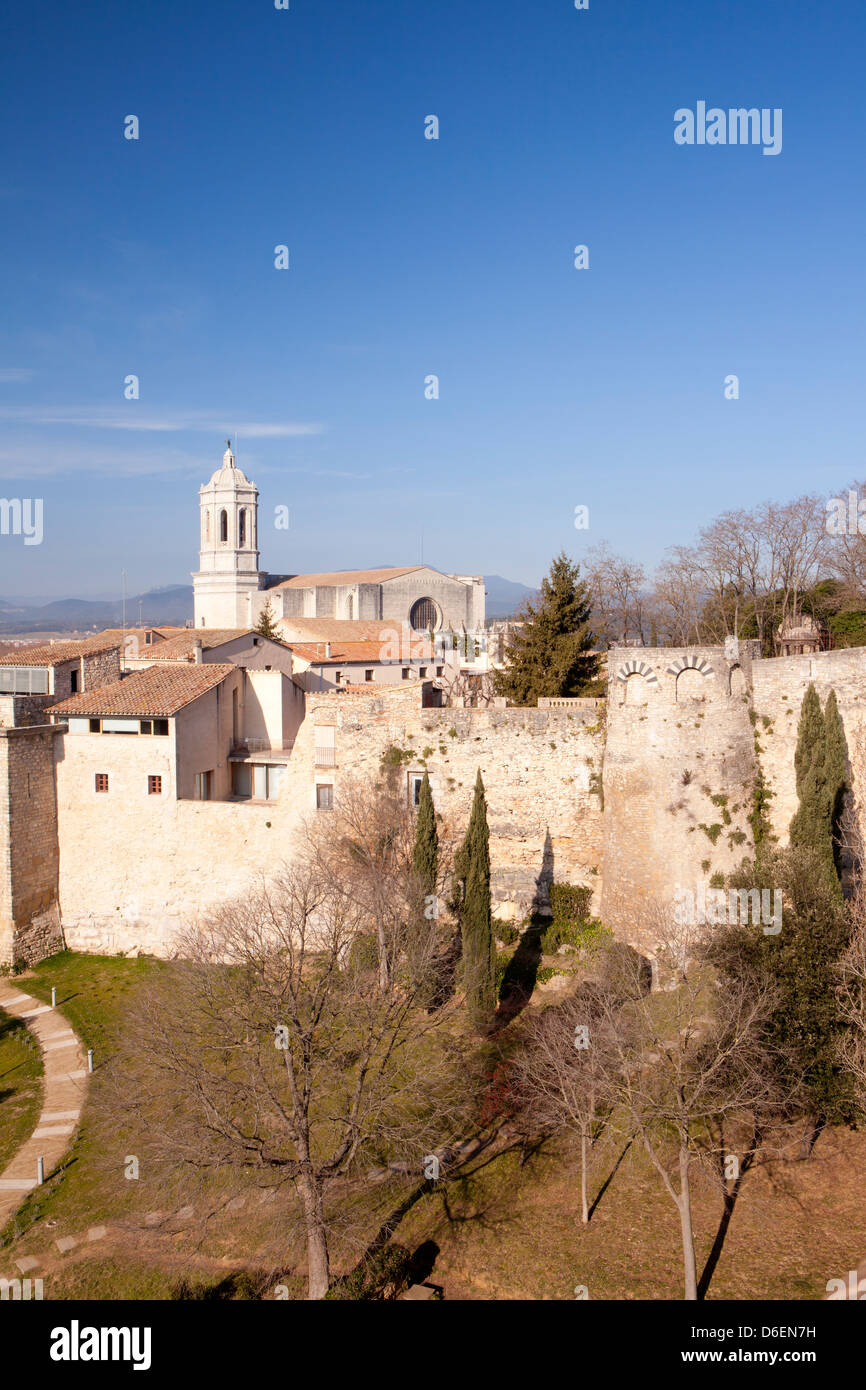 Vue sur les murs de la ville et de la cathédrale de Gérone, Gérone, Espagne Banque D'Images