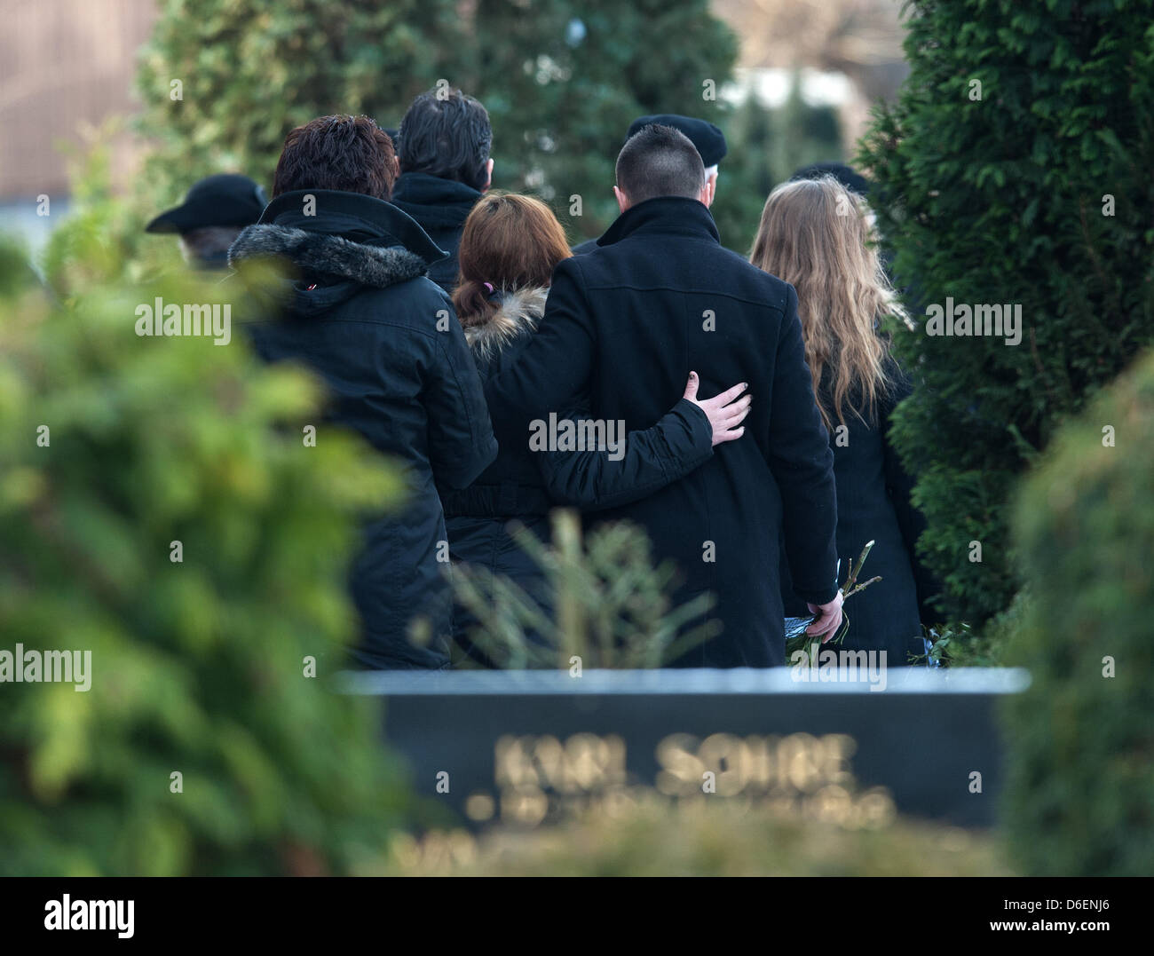 Le cercueil de la jeune fille de 11 ans est mort Chantal est pris à l'enterrement après le service funèbre à Kirchdorf, Hambourg, Allemagne, 07 février 2012. La fille qui vivait avec la famille d'une dépendance est décédé d'une surdose de méthadone le 16 janvier 2012. Photo : CHRISTIAN CHARISIUS Banque D'Images