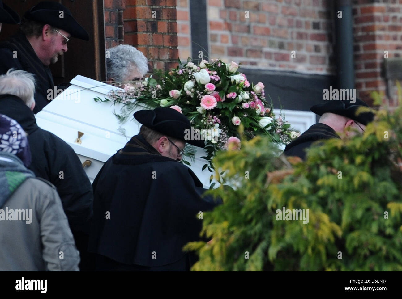 Le cercueil de la jeune fille de 11 ans est mort Chantal est pris à l'enterrement après le service funèbre à Kirchdorf, Hambourg, Allemagne, 07 février 2012. La fille qui vivait avec la famille d'une dépendance est décédé d'une surdose de méthadone le 16 janvier 2012. Photo : CHRISTIAN CHARISIUS Banque D'Images