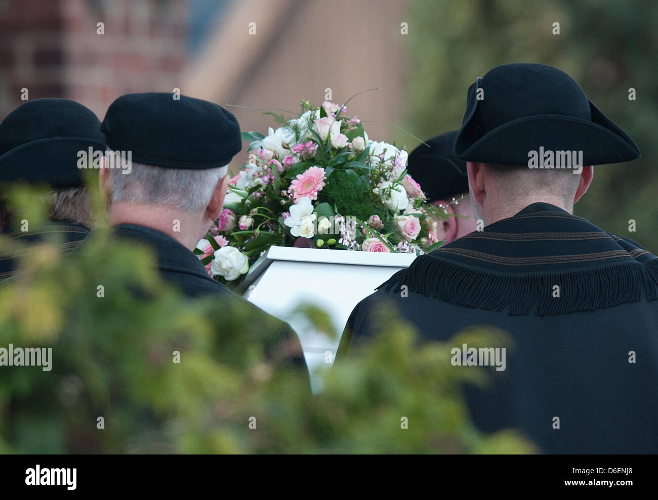 Le cercueil de la jeune fille de 11 ans est mort Chantal est pris à l'enterrement après le service funèbre à Kirchdorf, Hambourg, Allemagne, 07 février 2012. La fille qui vivait avec la famille d'une dépendance est décédé d'une surdose de méthadone le 16 janvier 2012. Photo : CHRISTIAN CHARISIUS Banque D'Images
