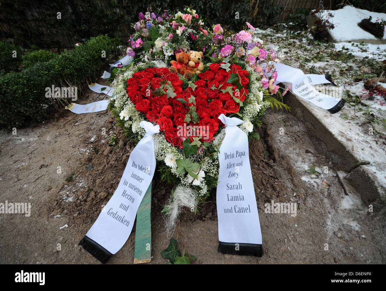 Couronnes et fleurs sont fixées à la tombe de la jeune fille de 11 ans est mort Chantal après les funérailles à Kirchdorf, Hambourg, Allemagne, 07 février 2012. La fille qui vivait avec la famille d'une dépendance est décédé d'une surdose de méthadone le 16 janvier 2012. Photo : CHRISTIAN CHARISIUS Banque D'Images