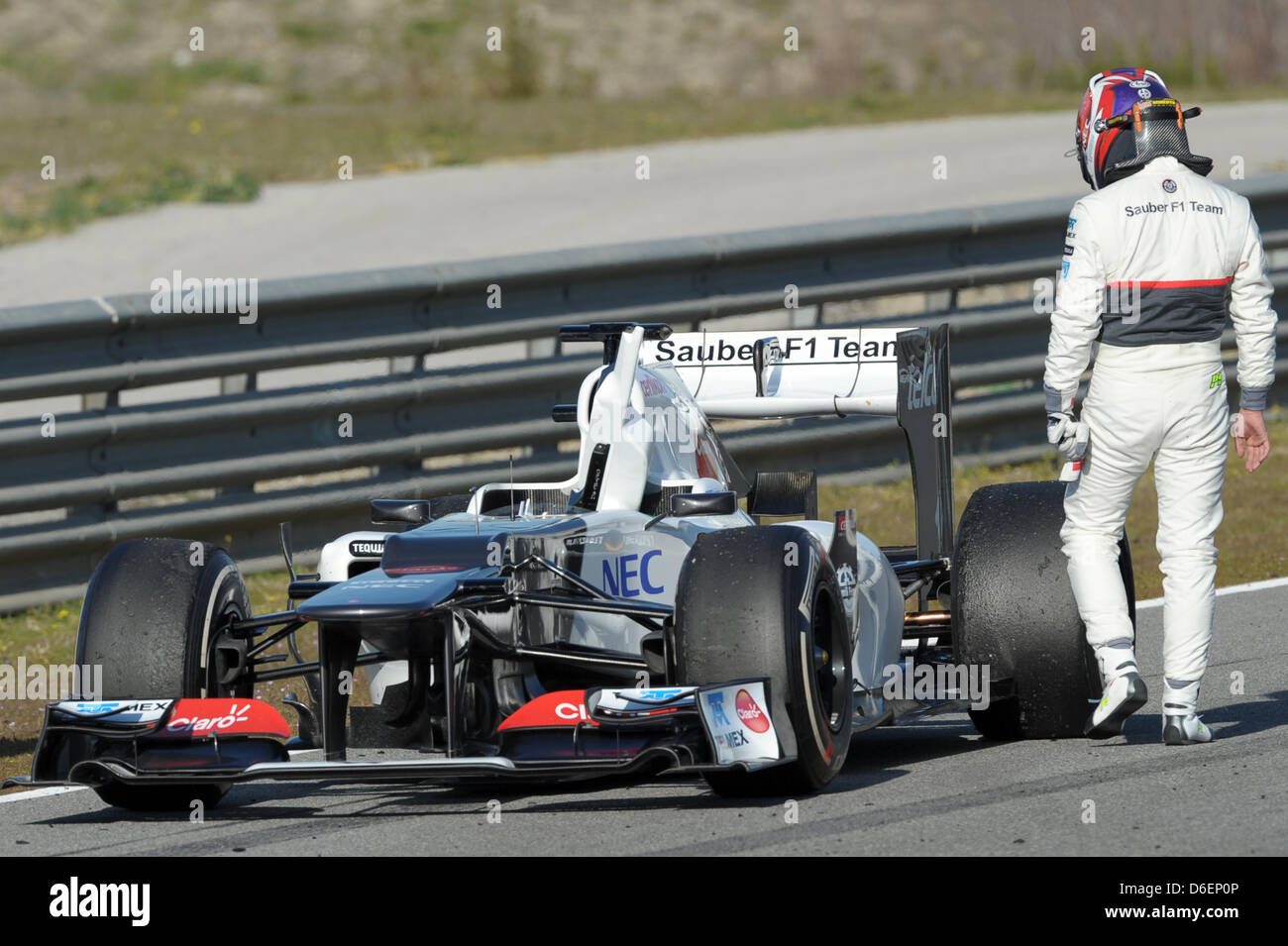 Le Japonais Kamui Kobayashi, pilote de Formule 1 de Sauber arrête sa nouvelle C31 sur la piste pendant la séance de formation pour la prochaine saison de Formule 1 au Jerez à Jerez de la Frontera, Espagne du Sud, 07 février 2012. Photo : David Ebener dpa Banque D'Images