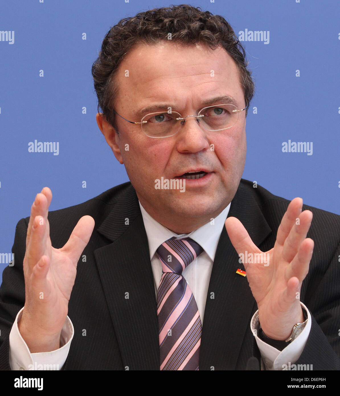 Le ministre allemand de l'intérieur Hans-Peter Friedrich (CSU) répond à des questions au cours de la conférence de presse à Berlin, Allemagne, 08 février 2012. Friedrich a présenté le "Fédéral et à la Commission d'État pour le terrorisme de droite" qui a été formée pour enquêter sur la série de meurtres en Allemagne par des néo-nazis. Photo : WOLFGANG KUMM Banque D'Images