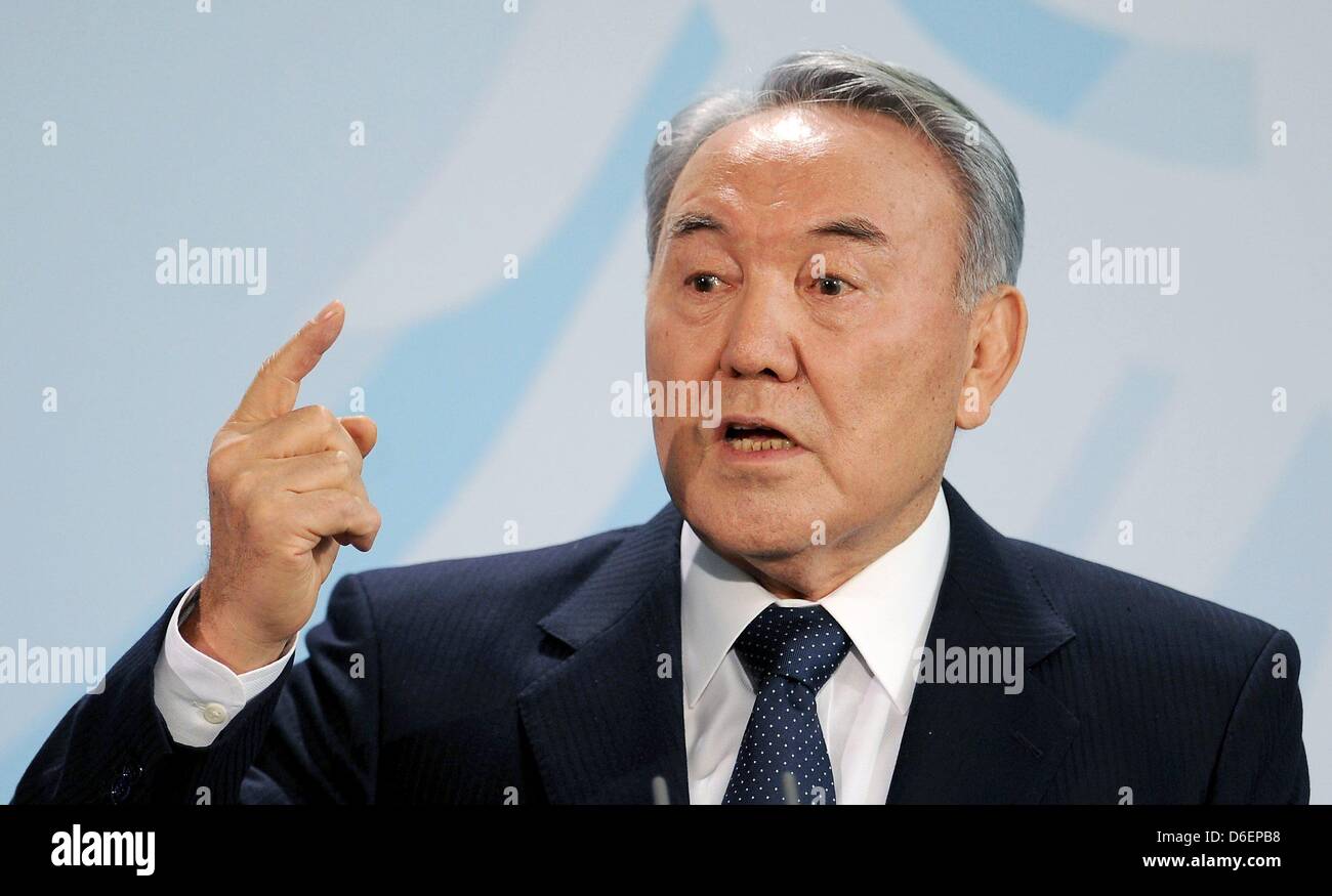 Le Président du Kazakhstan Nursultan Nazarbayev parle au cours d'une conférence de presse à la Chancellerie fédérale à Berlin, Allemagne, 08 février 2012. Un accord a été signé permettant aux entreprises allemandes pour rechercher et aussi, sous certaines conditions, l'exploitation minière des terres rares au Kazakhstan. Photo : Hannibal Banque D'Images