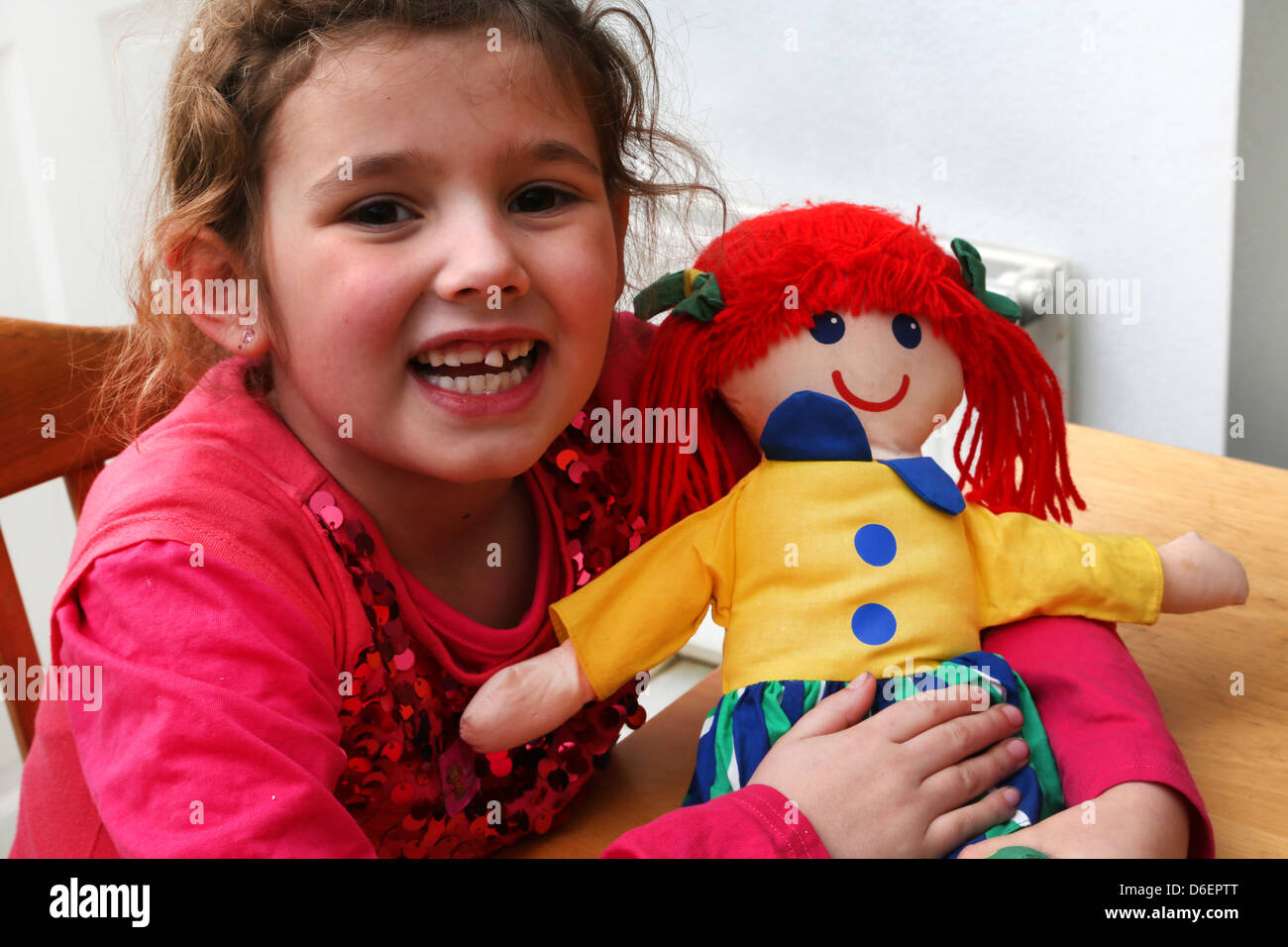 7 year old girl Holding Soft Toy Doll Angleterre Banque D'Images