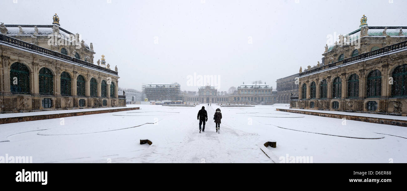 Deux personnes prennent un tour au Palais Zwinger à Dresde, alors qu'il neige fortement, l'Allemagne, 09 février 2012. Le temps est froid de l'hiver en Allemagne. Photo : Arno Burgi Banque D'Images