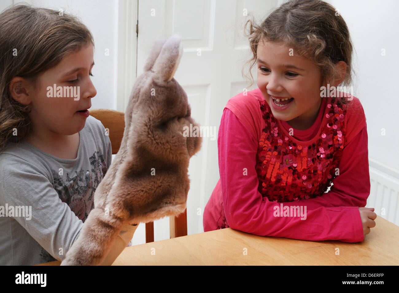 Les filles jouant avec Kangaroo Marionnette à main en Angleterre Banque D'Images