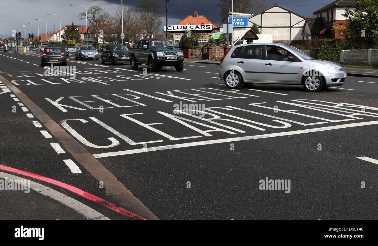 Voitures à Boîte de sortie A217 se tenir à l'écart de la Surrey England Banque D'Images