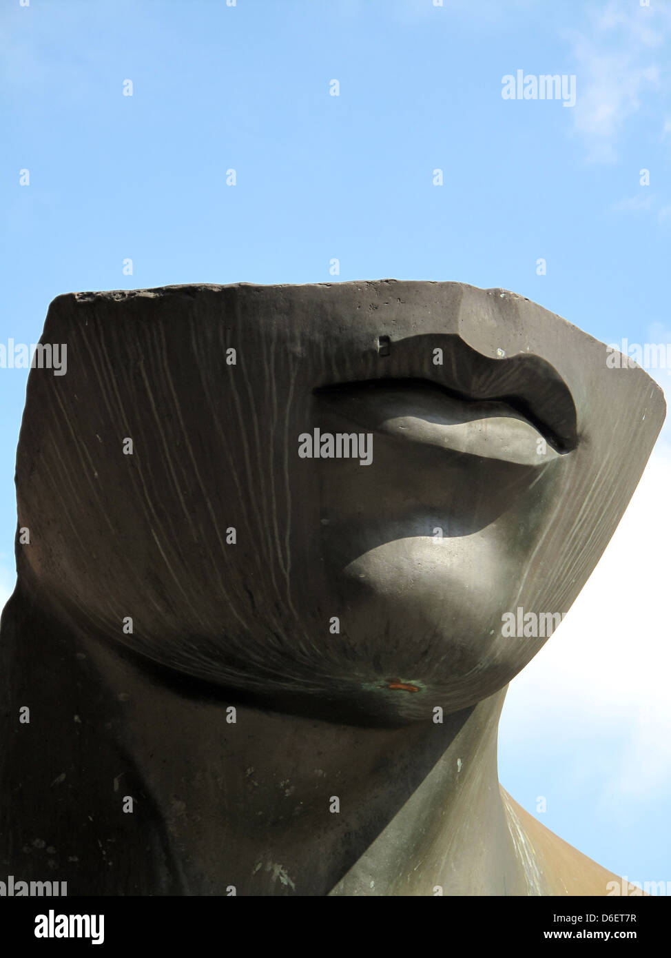 Sculpture en bronze de l'artiste polonais Igor Mitoraj en dehors de l'église de la Madonna del Carmine à Milan Italie Banque D'Images