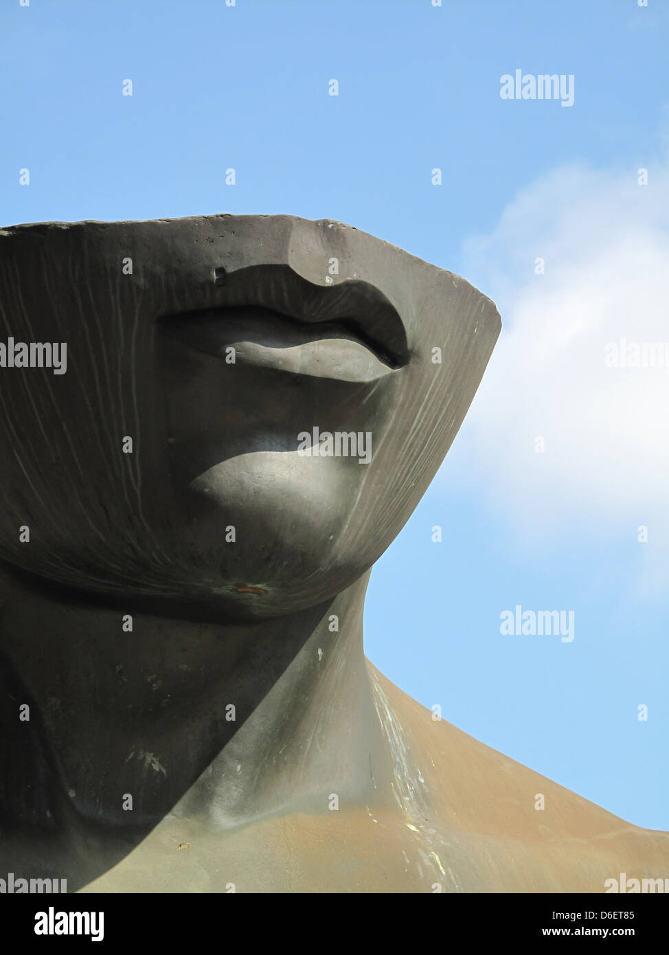 Sculpture en bronze de l'artiste polonais Igor Mitoraj en dehors de l'église de la Madonna del Carmine à Milan Italie Banque D'Images