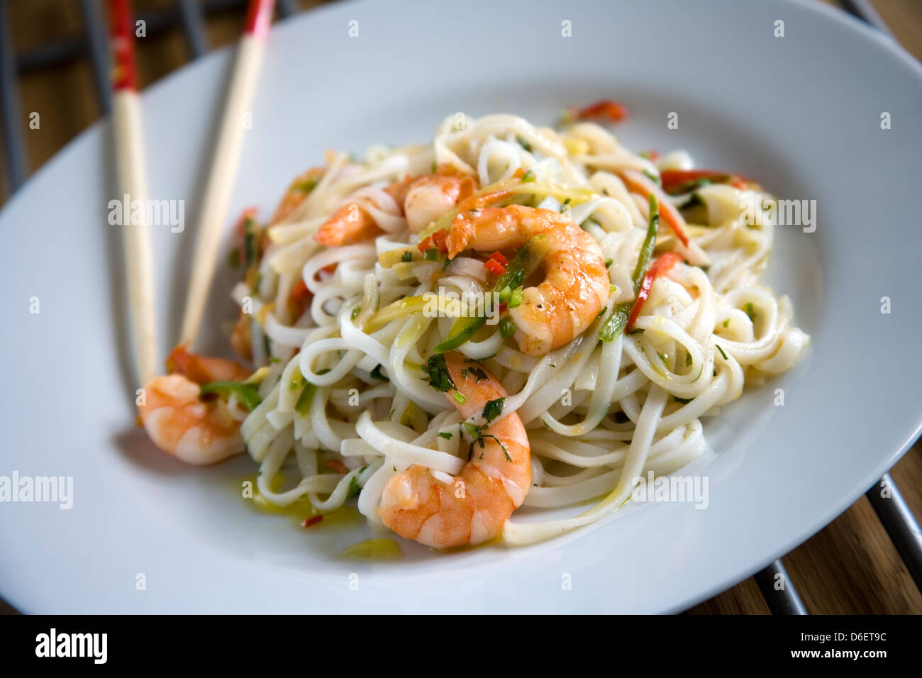 Sauté de nouilles au crevettes géantes, le gingembre, le piment, la coriandre et l'huile de sésame, Banque D'Images